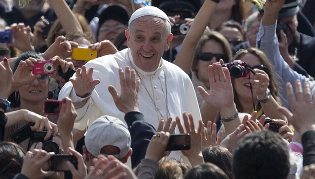 #EroStraniero. Papa Francesco apprezza la campagna dei @Radicali per una nuova politica migratoria